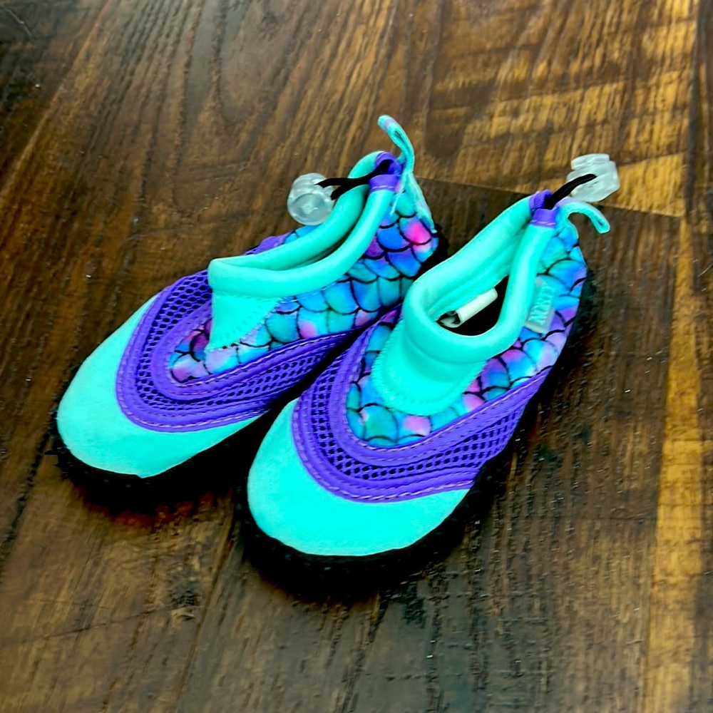Worn 1x! Adorable kids water shoes! Great for beach 🏖️ or pool!!